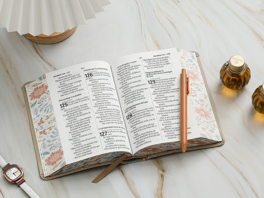 Biblia RVR 1960, Tamaño portátil, Letra Grande, imitación piel café con flores