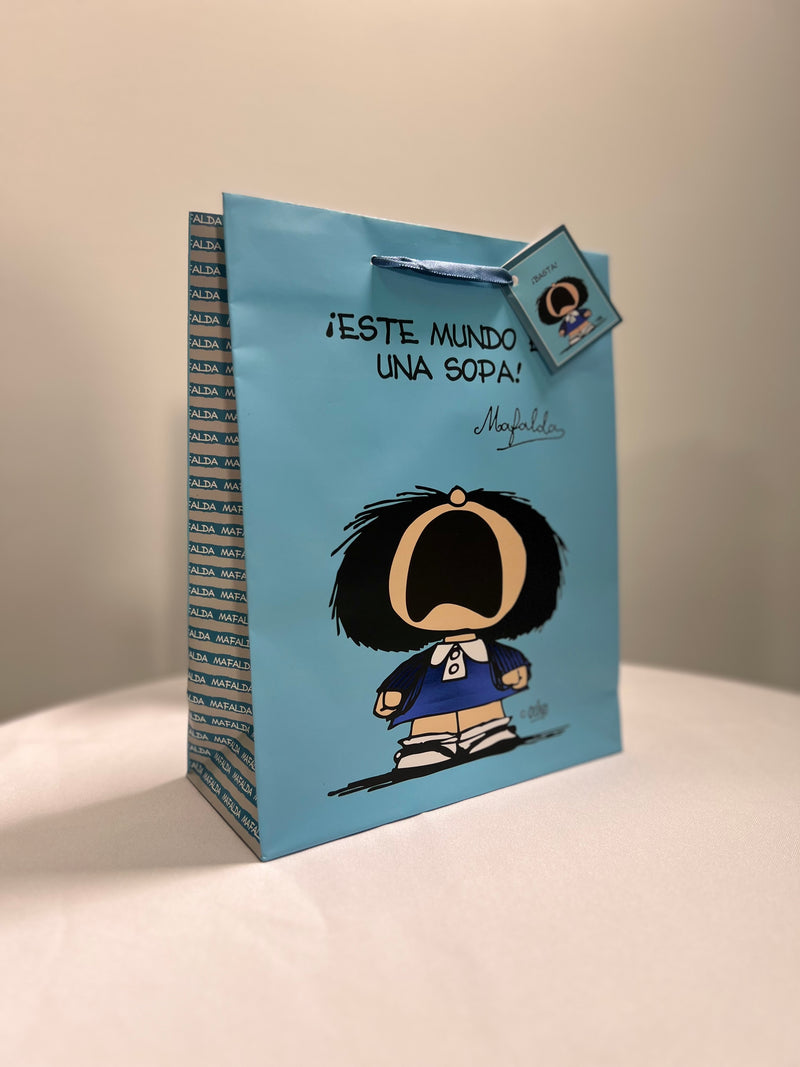 Cargue la imagen en el visor de la galería, Bolsa para regalo mediana Mafalda &quot;Este mundo es una sopa&quot;
