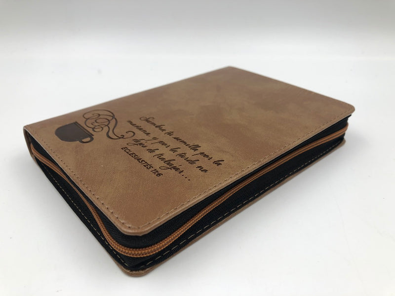 Cargue la imagen en el visor de la galería, Santa Biblia NTV, Edición compacta con zíper (SentiPiel Café latte)
