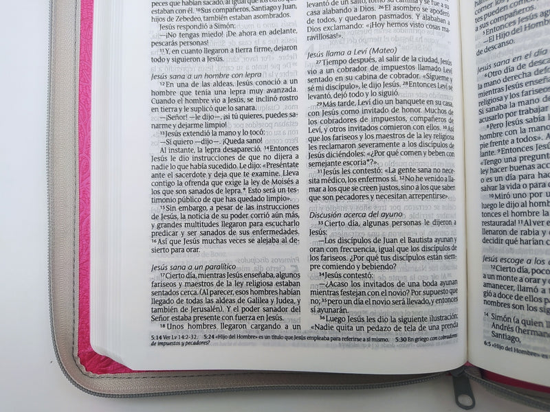 Cargue la imagen en el visor de la galería, Santa Biblia NTV, Edición zíper (SentiPiel Flores rosa)
