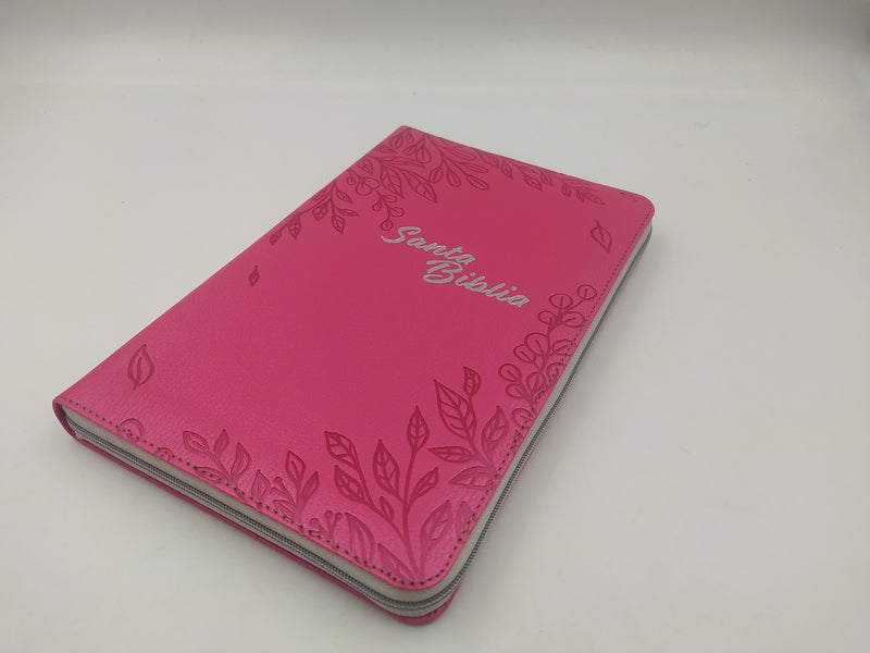 Cargue la imagen en el visor de la galería, Santa Biblia NTV, Edición zíper (SentiPiel Flores rosa)
