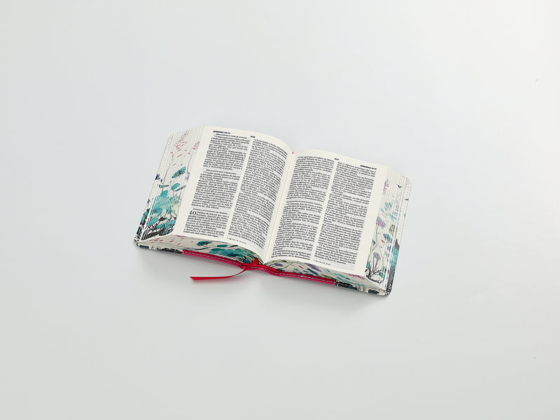 Cargue la imagen en el visor de la galería, Biblia de Bolsillo RVR 1960, imitación piel fucsia flores y mariposas
