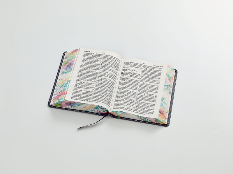 Cargue la imagen en el visor de la galería, Biblia RVR 1960, Tamaño portátil, Letra Grande, imitación piel morada con flores
