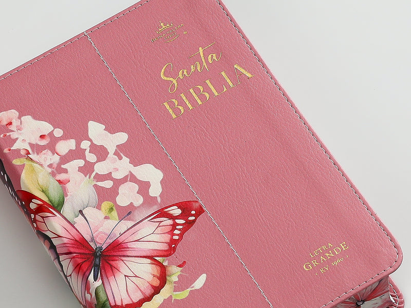 Cargue la imagen en el visor de la galería, Biblia RVR 1960, Tamaño portátil, Letra Grande, imitación piel rosada con mariposas
