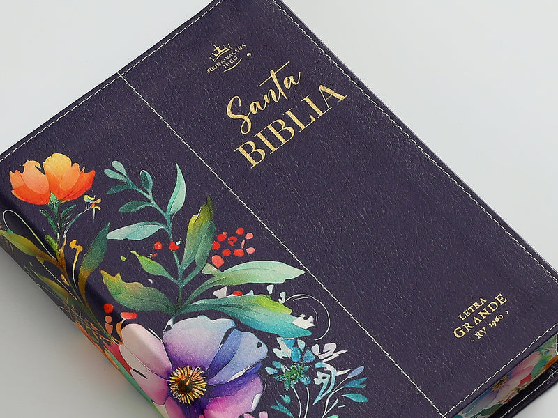Cargue la imagen en el visor de la galería, Biblia RVR 1960, Tamaño portátil, Letra Grande, imitación piel morada con flores

