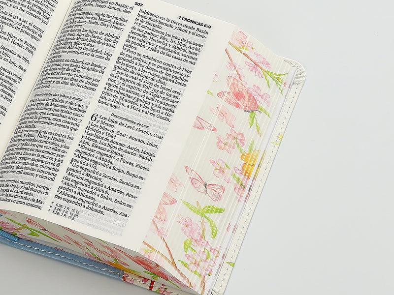 Cargue la imagen en el visor de la galería, Biblia de Bolsillo RVR 1960, imitación piel celeste flores y pájaros
