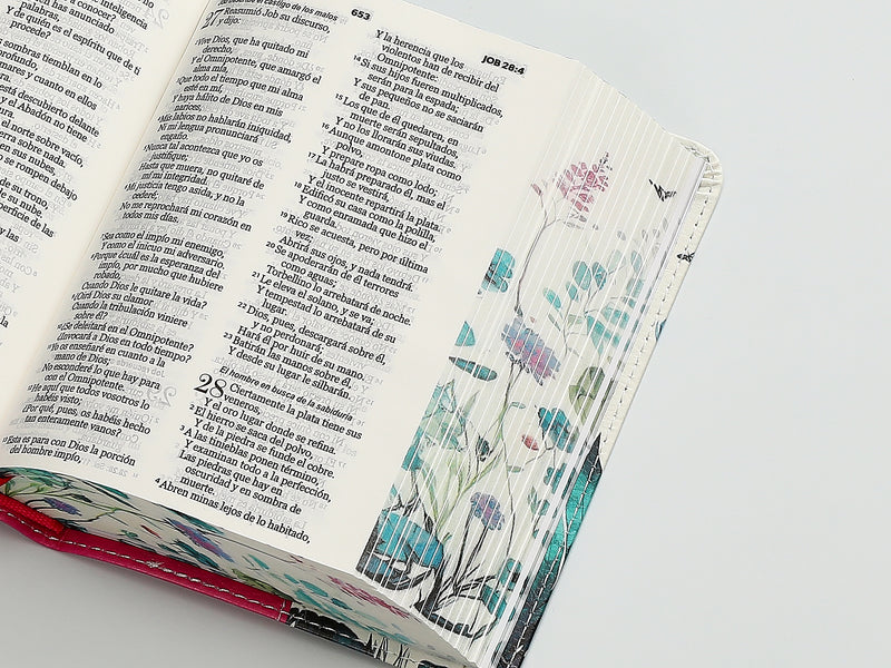 Cargue la imagen en el visor de la galería, Biblia de Bolsillo RVR 1960, imitación piel fucsia flores y mariposas
