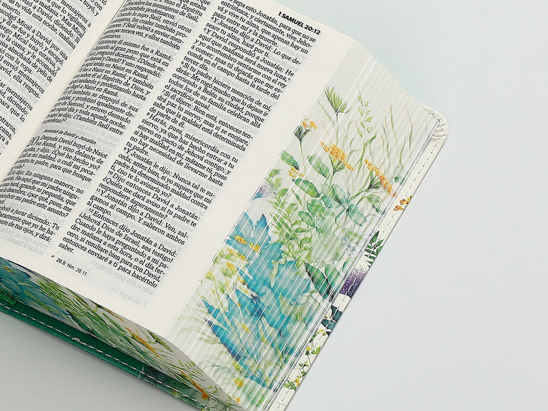 Cargue la imagen en el visor de la galería, Biblia de Bolsillo RVR 1960, imitación piel verde flores y mariposas
