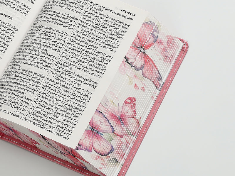 Cargue la imagen en el visor de la galería, Biblia RVR 1960, Tamaño portátil, Letra Grande, imitación piel rosada con mariposas
