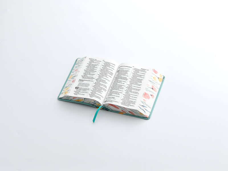Cargue la imagen en el visor de la galería, Biblia RVR 1960, Tamaño portátil, Letra Grande, imitación piel turquesa con flores
