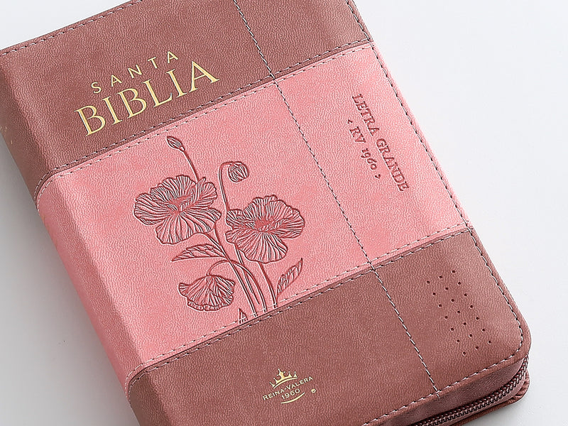 Cargue la imagen en el visor de la galería, Biblia RVR 1960, Tamaño portátil, Cierre zíper, con índice, Letra Grande, imitación piel rosada con flores
