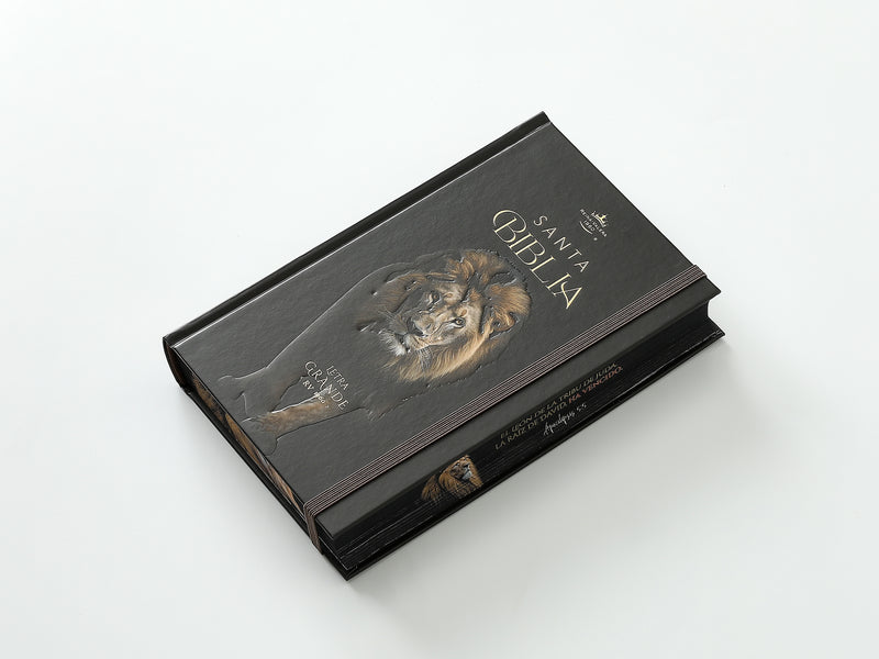 Cargue la imagen en el visor de la galería, Biblia RVR 1960, Tamaño Manual, Letra Grande, tapa dura con elástico negra León de Judá
