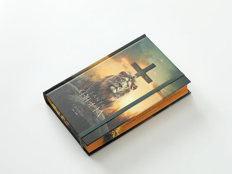 Cargue la imagen en el visor de la galería, Biblia RVR 1960, Tamaño Manual, Letra Grande, tapa dura con elástico León de Victoria
