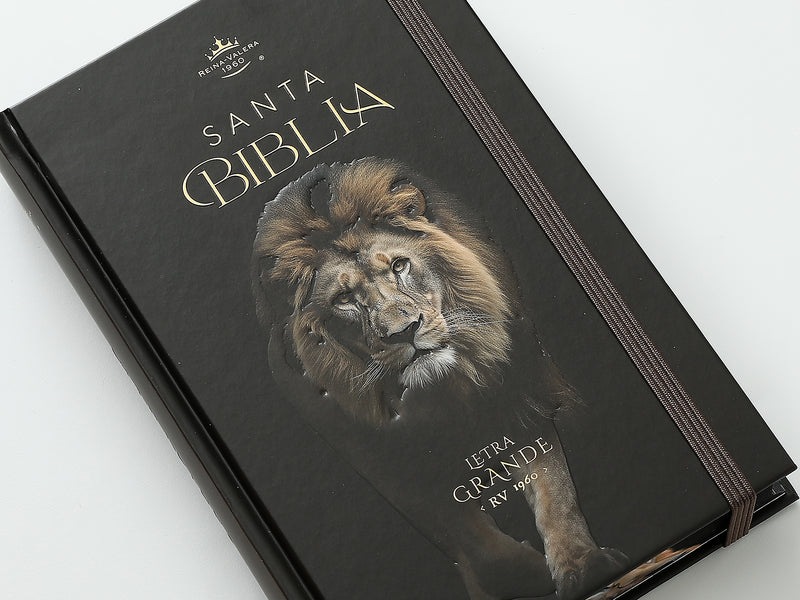 Cargue la imagen en el visor de la galería, Biblia RVR 1960, Tamaño Manual, Letra Grande, tapa dura con elástico negra León de Judá
