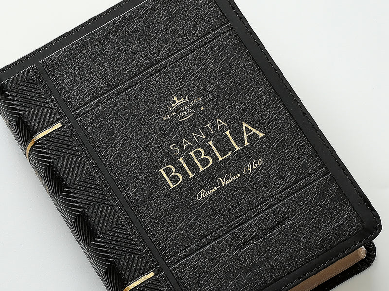 Cargue la imagen en el visor de la galería, Biblia RVR 1960, Tamaño portátil, Letra Grande, imitación piel negro
