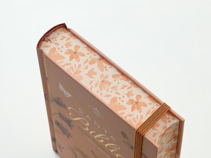 Cargue la imagen en el visor de la galería, Biblia RVR 1960, Tamaño Manual, Letra Grande, tapa dura con elástico coral mariposas
