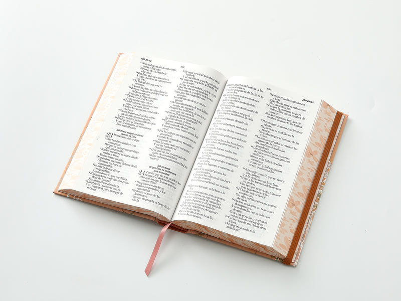 Cargue la imagen en el visor de la galería, Biblia RVR 1960, Tamaño Manual, Letra Grande, tapa dura con elástico coral mariposas
