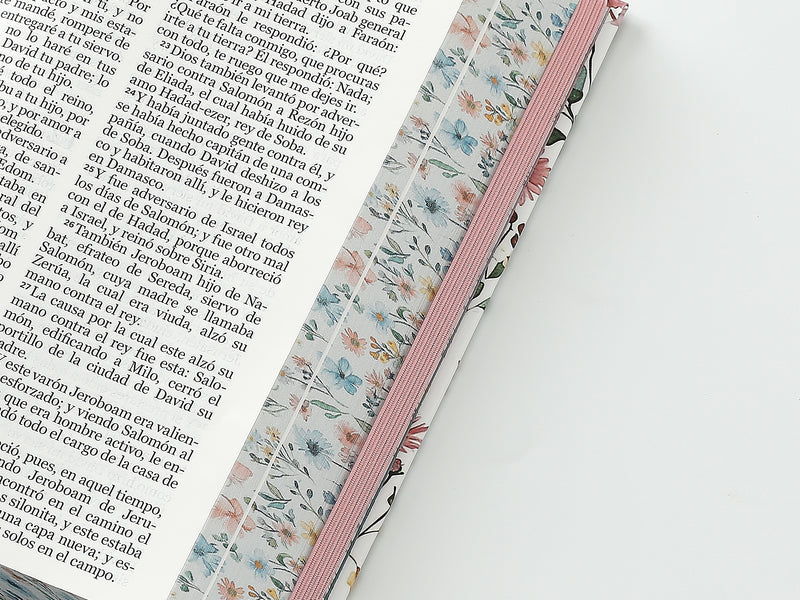 Cargue la imagen en el visor de la galería, Biblia RVR 1960, Tamaño Manual, Letra Grande, tapa dura con elástico Primavera
