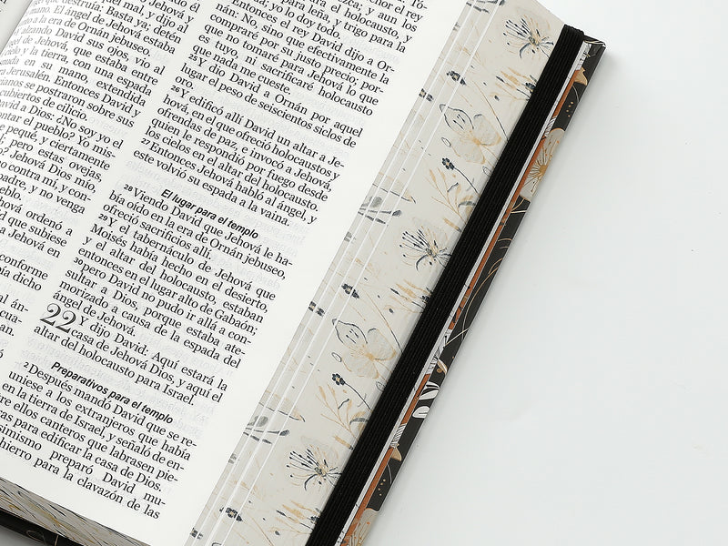 Cargue la imagen en el visor de la galería, Biblia RVR 1960, Tamaño Manual, Letra Grande, tapa dura con elástico negra flores
