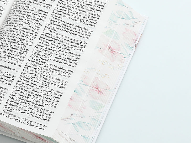 Cargue la imagen en el visor de la galería, Biblia RVR 1960, Tamaño Manual, Letra Grande, tapa dura con elástico flor
