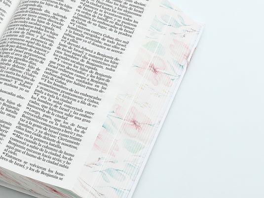 Biblia RVR 1960, Tamaño Manual, Letra Grande, tapa dura con elástico flor