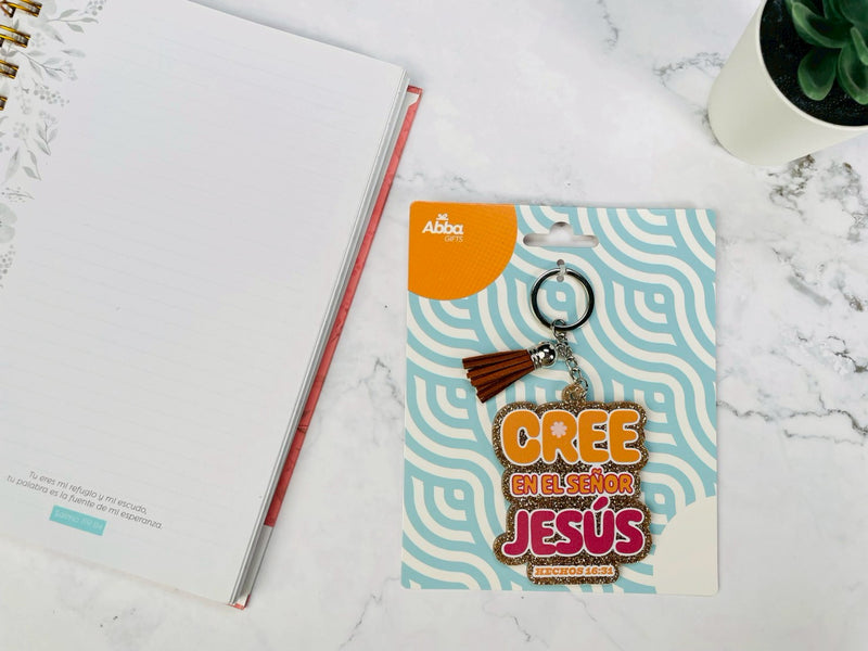 Cargue la imagen en el visor de la galería, Llavero con glitter Cree en el Señor Jesús
