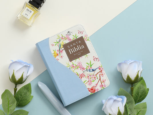 Biblia de Bolsillo RVR 1960, imitación piel celeste flores y pájaros
