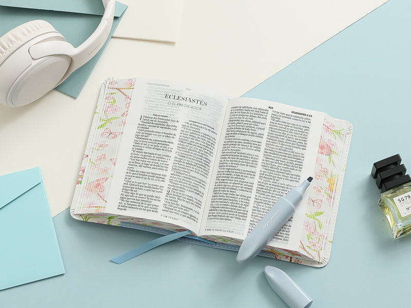 Cargue la imagen en el visor de la galería, Biblia de Bolsillo RVR 1960, imitación piel celeste flores y pájaros
