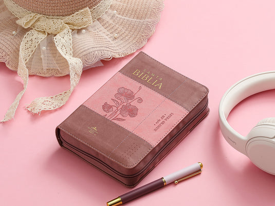 Biblia RVR 1960, Tamaño portátil, Cierre zíper, con índice, Letra Grande, imitación piel rosada con flores