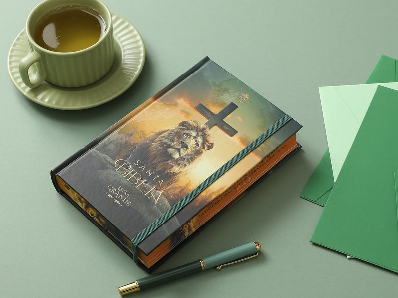 Cargue la imagen en el visor de la galería, Biblia RVR 1960, Tamaño Manual, Letra Grande, tapa dura con elástico León de Victoria
