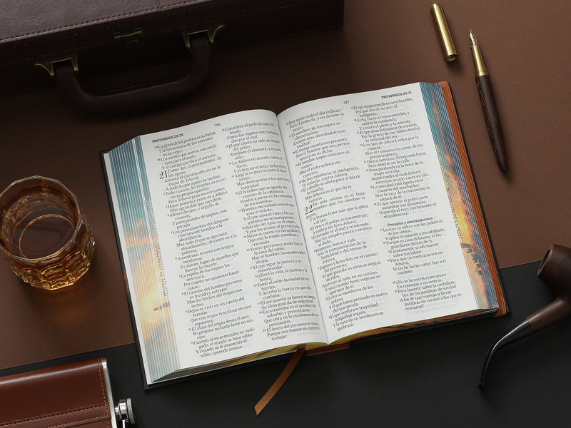 Cargue la imagen en el visor de la galería, Biblia RVR 1960, Tamaño Manual, Letra Grande, tapa dura con elástico Pastor
