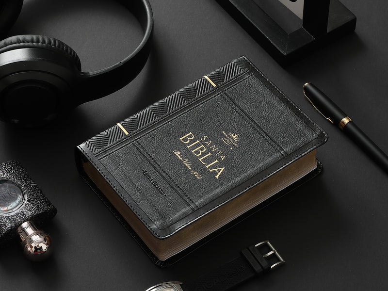Cargue la imagen en el visor de la galería, Biblia RVR 1960, Tamaño portátil, Letra Grande, imitación piel negro
