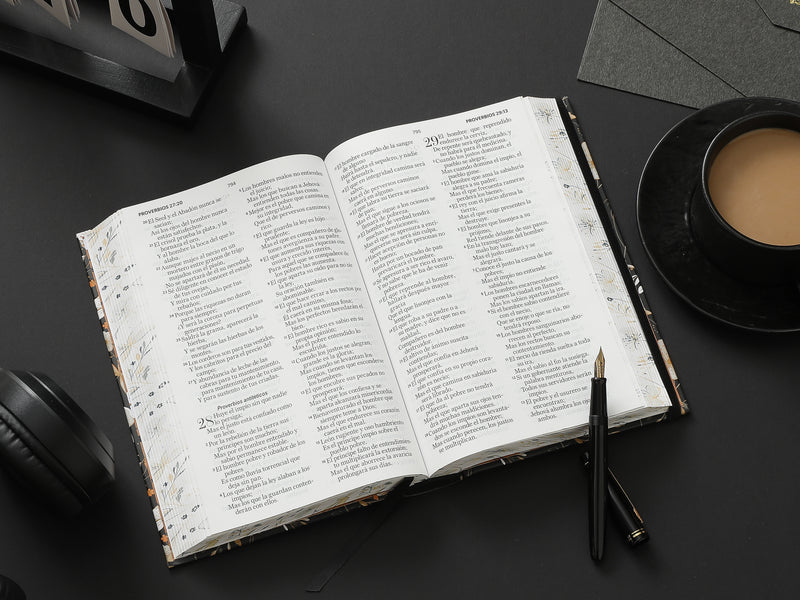 Cargue la imagen en el visor de la galería, Biblia RVR 1960, Tamaño Manual, Letra Grande, tapa dura con elástico negra flores
