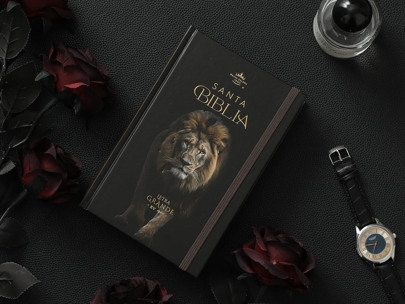 Cargue la imagen en el visor de la galería, Biblia RVR 1960, Tamaño Manual, Letra Grande, tapa dura con elástico negra León de Judá

