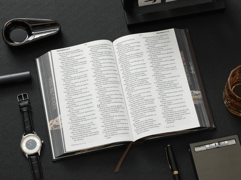 Cargue la imagen en el visor de la galería, Biblia RVR 1960, Tamaño Manual, Letra Grande, tapa dura con elástico negra León de Judá
