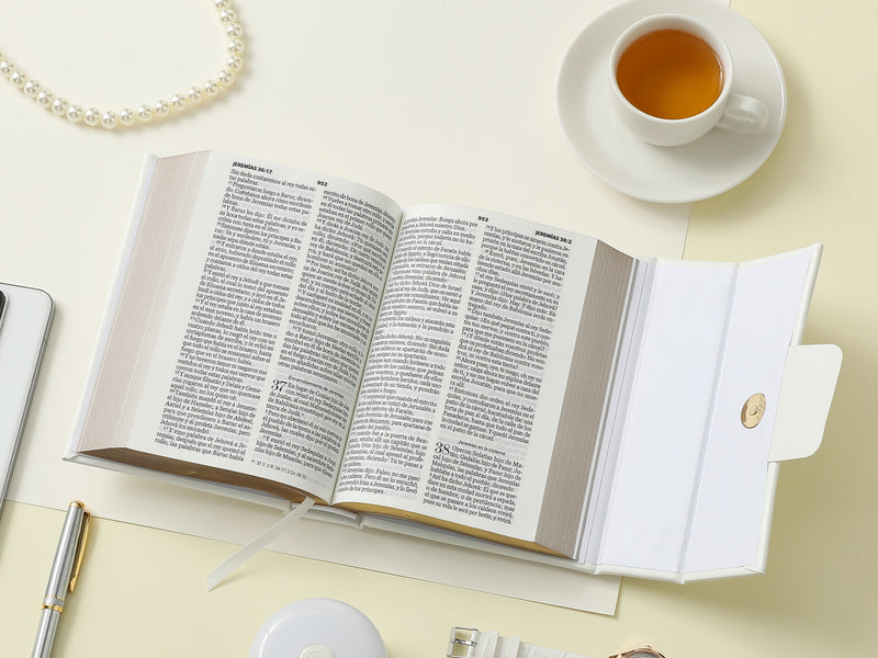Cargue la imagen en el visor de la galería, Biblia cartera RV1960 con broche magnético, imitación piel blanca
