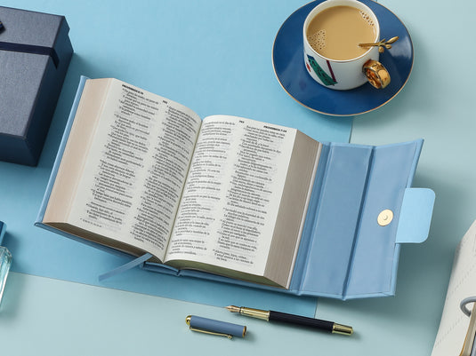 Biblia cartera RV1960 con broche magnético, imitación piel celeste