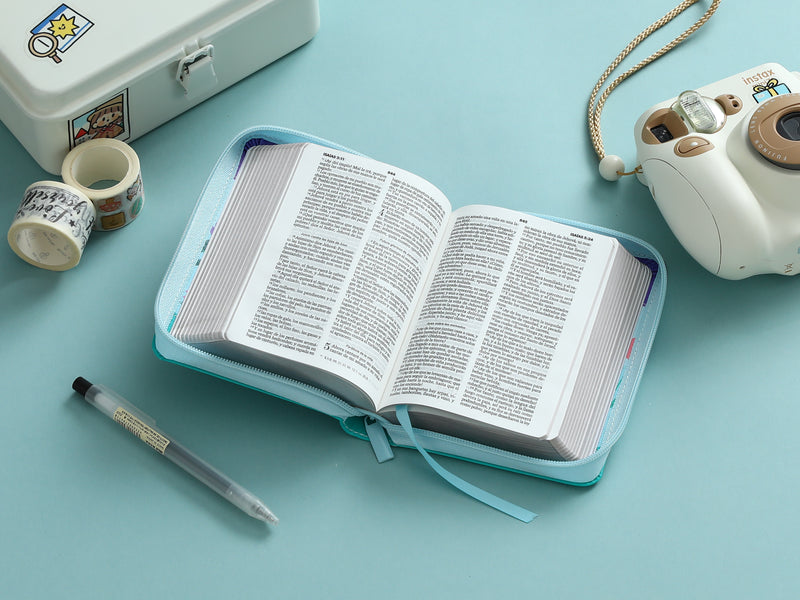 Cargue la imagen en el visor de la galería, Biblia de Bolsillo RVR 1960, Cierre zíper, imitación piel lila/azul/turquesa mariposa
