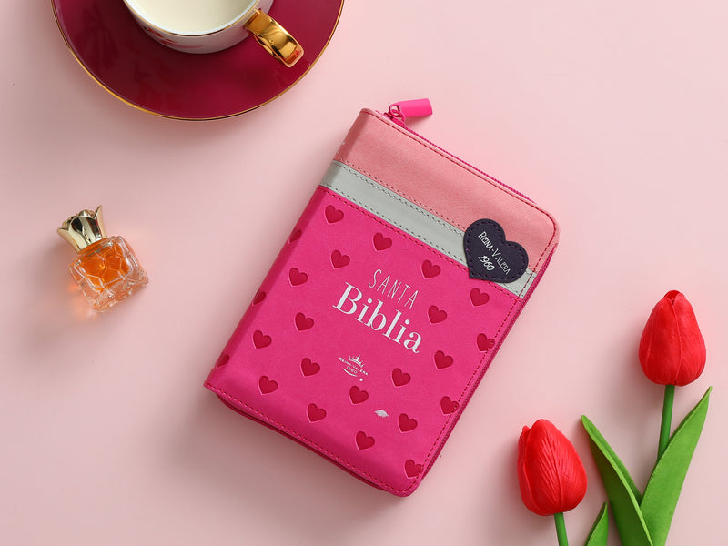 Cargue la imagen en el visor de la galería, Biblia de Bolsillo RVR 1960, Cierre zíper, imitación piel tonos rosados con Corazones
