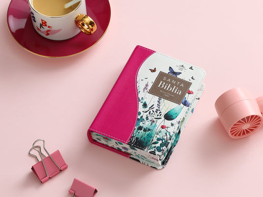 Biblia de Bolsillo RVR 1960, imitación piel fucsia flores y mariposas