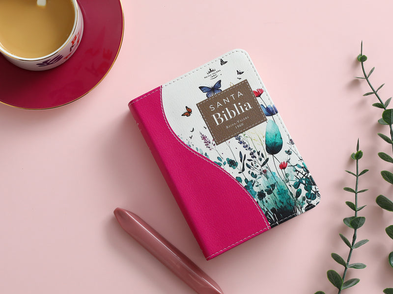 Cargue la imagen en el visor de la galería, Biblia de Bolsillo RVR 1960, imitación piel fucsia flores y mariposas
