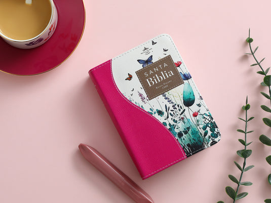 Biblia de Bolsillo RVR 1960, imitación piel fucsia flores y mariposas