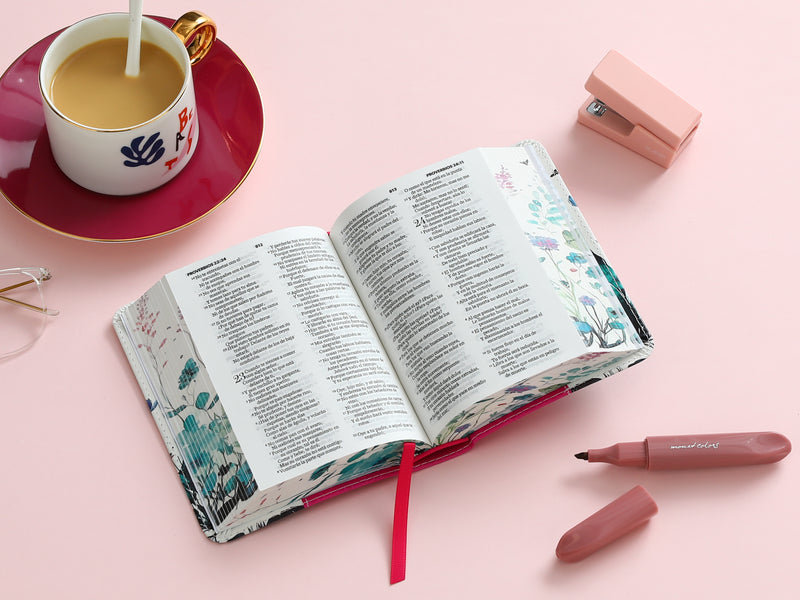 Cargue la imagen en el visor de la galería, Biblia de Bolsillo RVR 1960, imitación piel fucsia flores y mariposas
