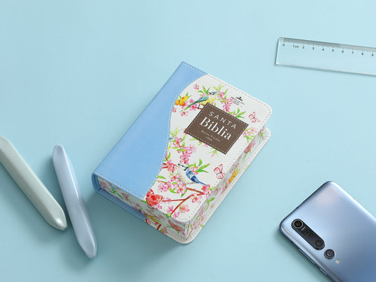 Biblia de Bolsillo RVR 1960, imitación piel celeste flores y pájaros