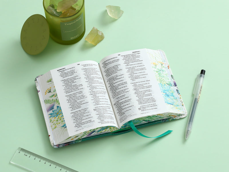 Cargue la imagen en el visor de la galería, Biblia de Bolsillo RVR 1960, imitación piel verde flores y mariposas
