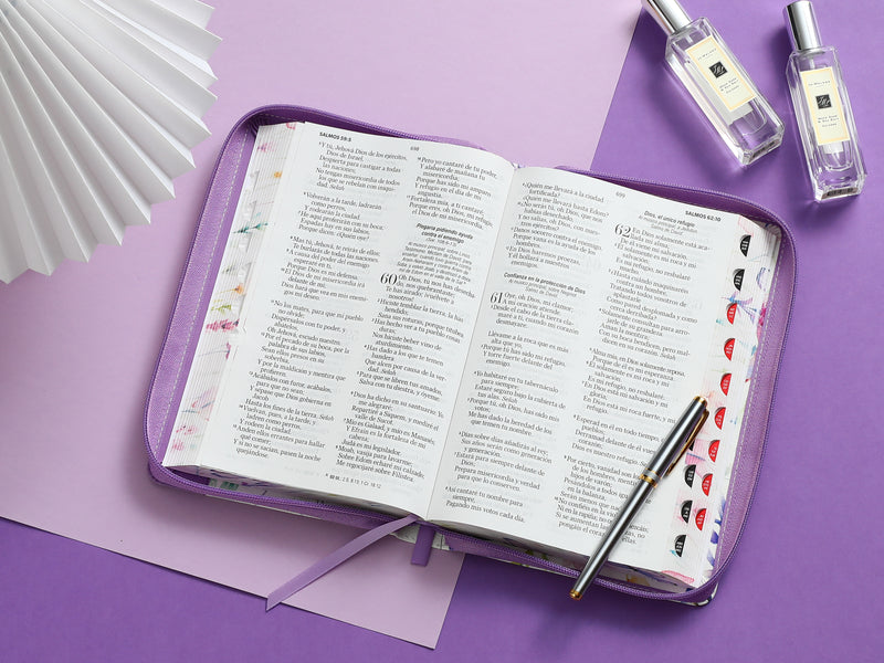 Cargue la imagen en el visor de la galería, Biblia RVR 1960, Tamaño portátil, Cierre zíper, con índice, Letra Grande, imitación piel lila flores
