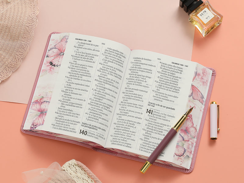 Cargue la imagen en el visor de la galería, Biblia RVR 1960, Tamaño portátil, Letra Grande, imitación piel rosada con mariposas
