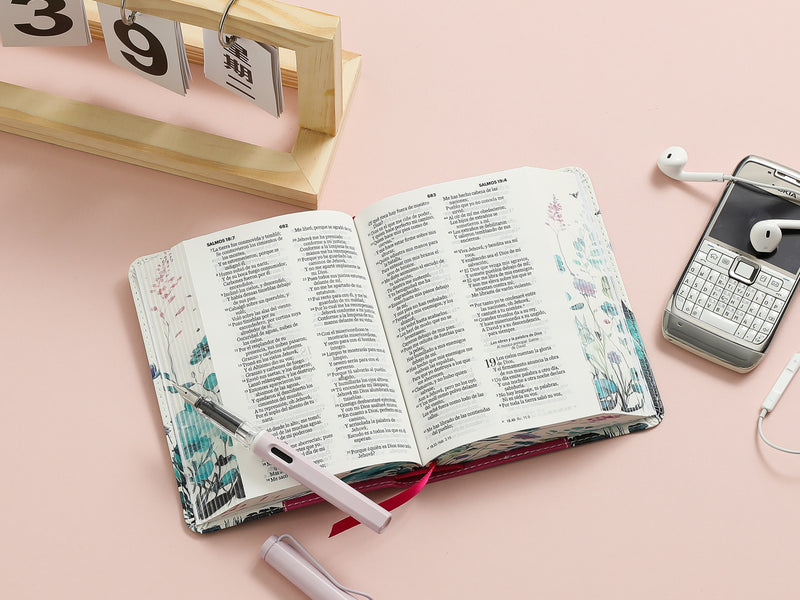 Cargue la imagen en el visor de la galería, Biblia de Bolsillo RVR 1960, imitación piel fucsia flores y mariposas
