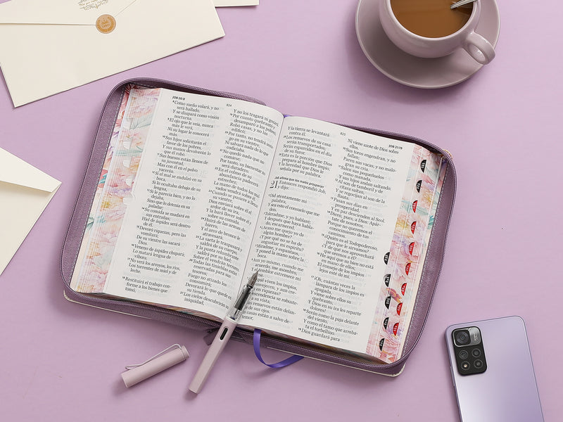 Cargue la imagen en el visor de la galería, Biblia RVR 1960, Tamaño Manual, Cierre zíper, con índice, Letra Gigante, imitación piel lila jardín
