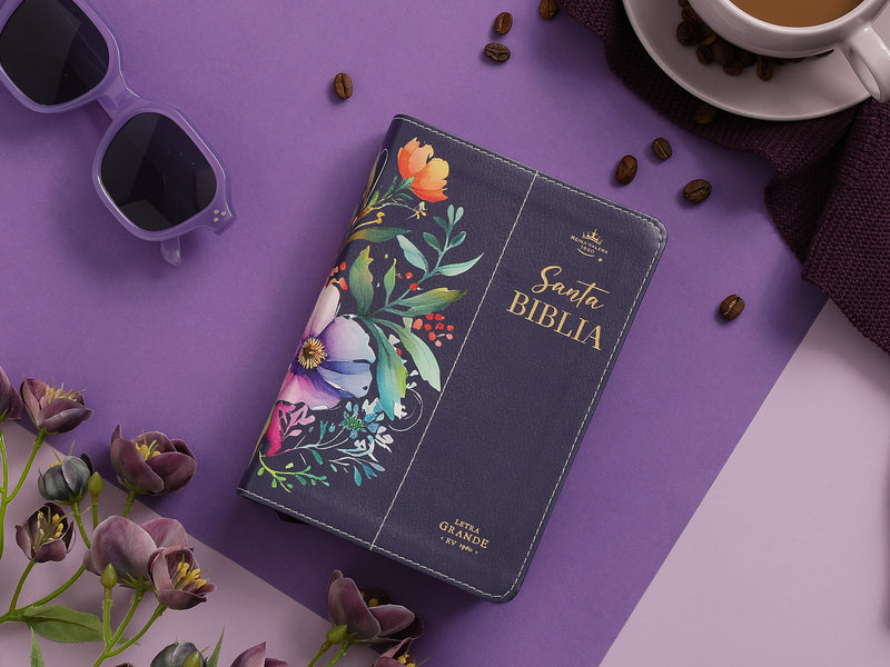 Cargue la imagen en el visor de la galería, Biblia RVR 1960, Tamaño portátil, Letra Grande, imitación piel morada con flores
